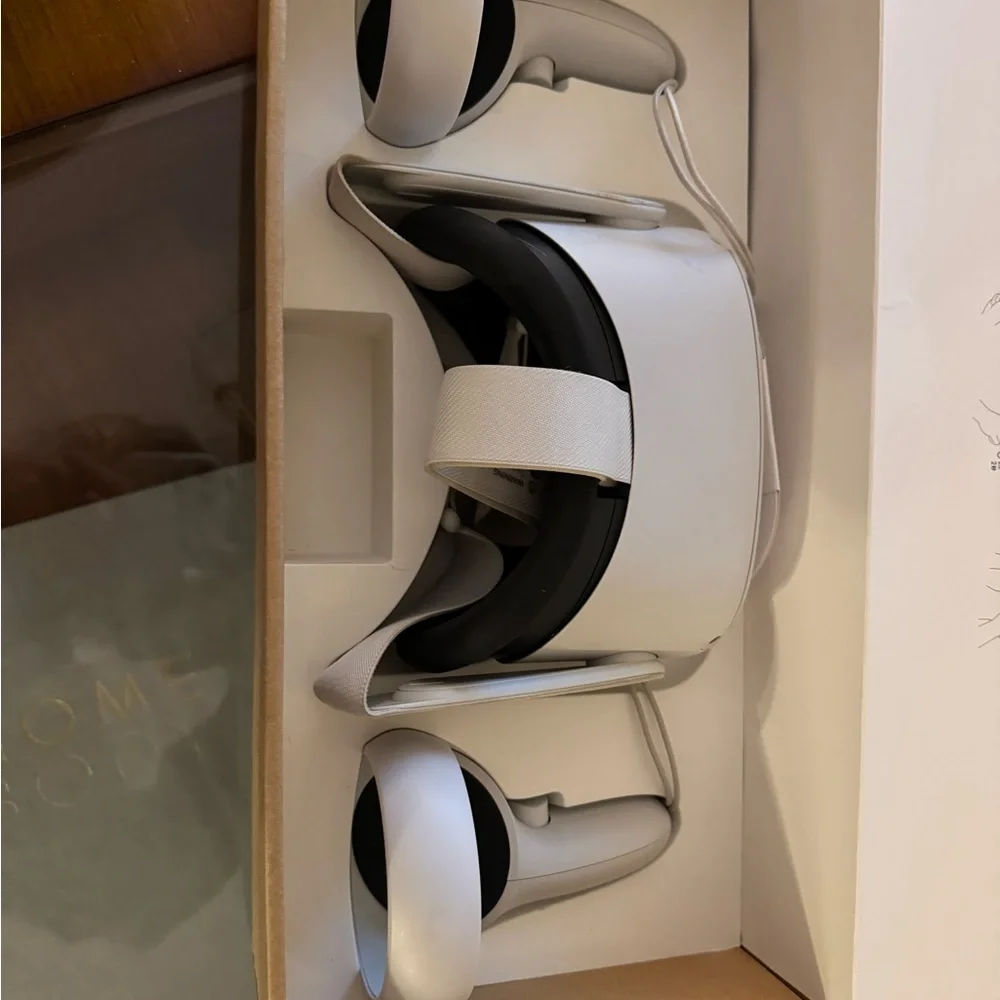 VR Headset with Controllers - White